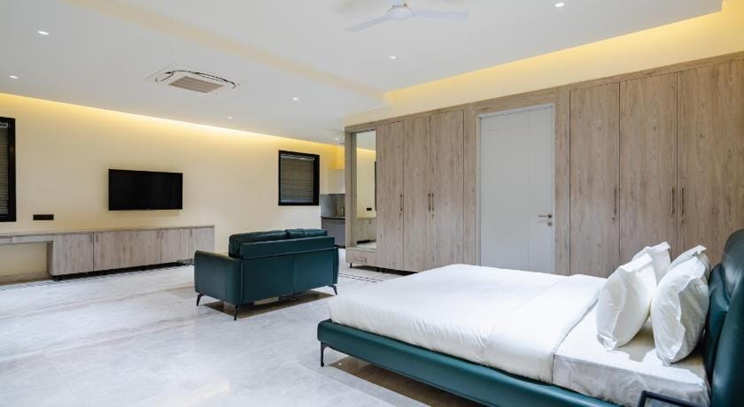 CS Luxurio Suites Gachibowli Hotel in Hyderabad