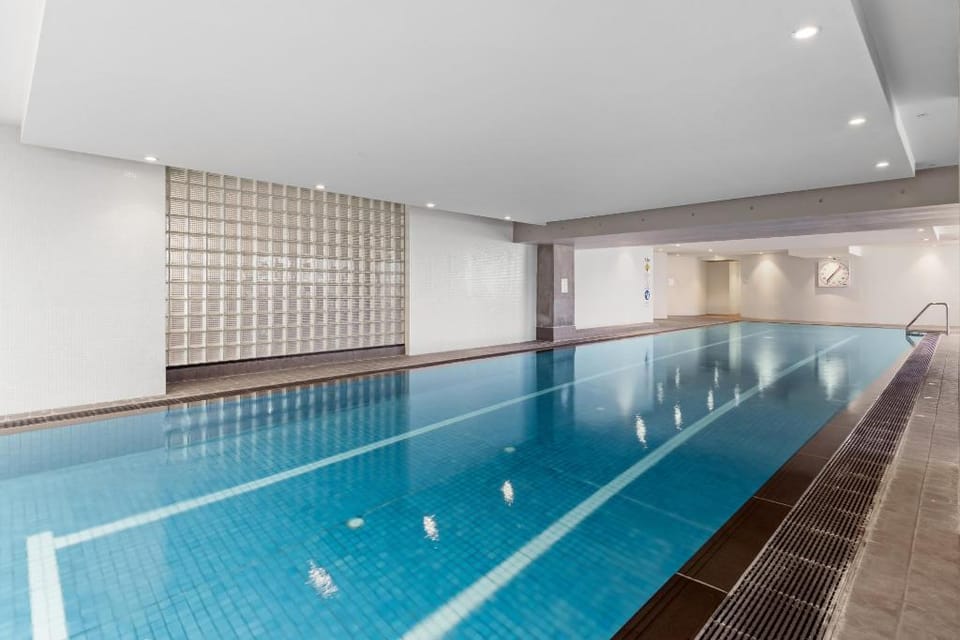 2-Bed, 500m From The Beach with Pool, Gym & Saun Apartment in Melbourne
