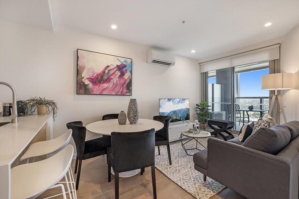 Chic 1-Bed with Parking, Gym, Pool & City Views Apartment in Melbourne