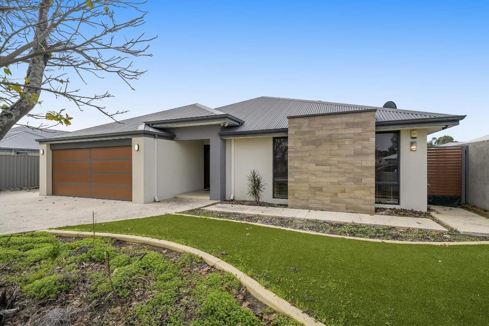 Spacious 4-Bed House with Outdoor Area Apartment in Perth