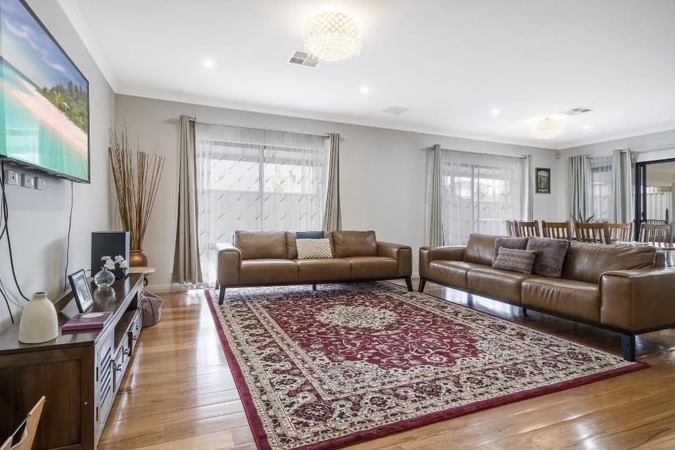 Spacious 4-Bed House with Outdoor Area Apartment in Perth