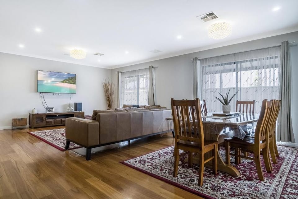 Spacious 4-Bed House with Outdoor Area Apartment in Perth