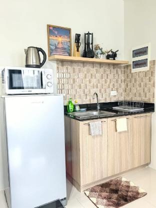 Studio 1queen bed sofa & kitchen Balcony Palawan Apartment in Puerto Princesa