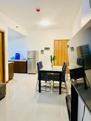 Grand riviera suites infrnt of us emb /pay parking Apartment in Manila City