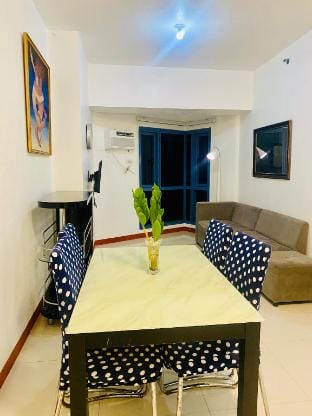 Grand riviera suites infrnt of us emb /pay parking Apartment in Manila City