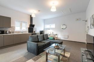 The Elderns Spacious 2BR  Netflix  ParkingShops Apartment in Huntingdonshire District