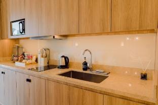 Cozy Private Room with City and River View Apartment in Mandaluyong