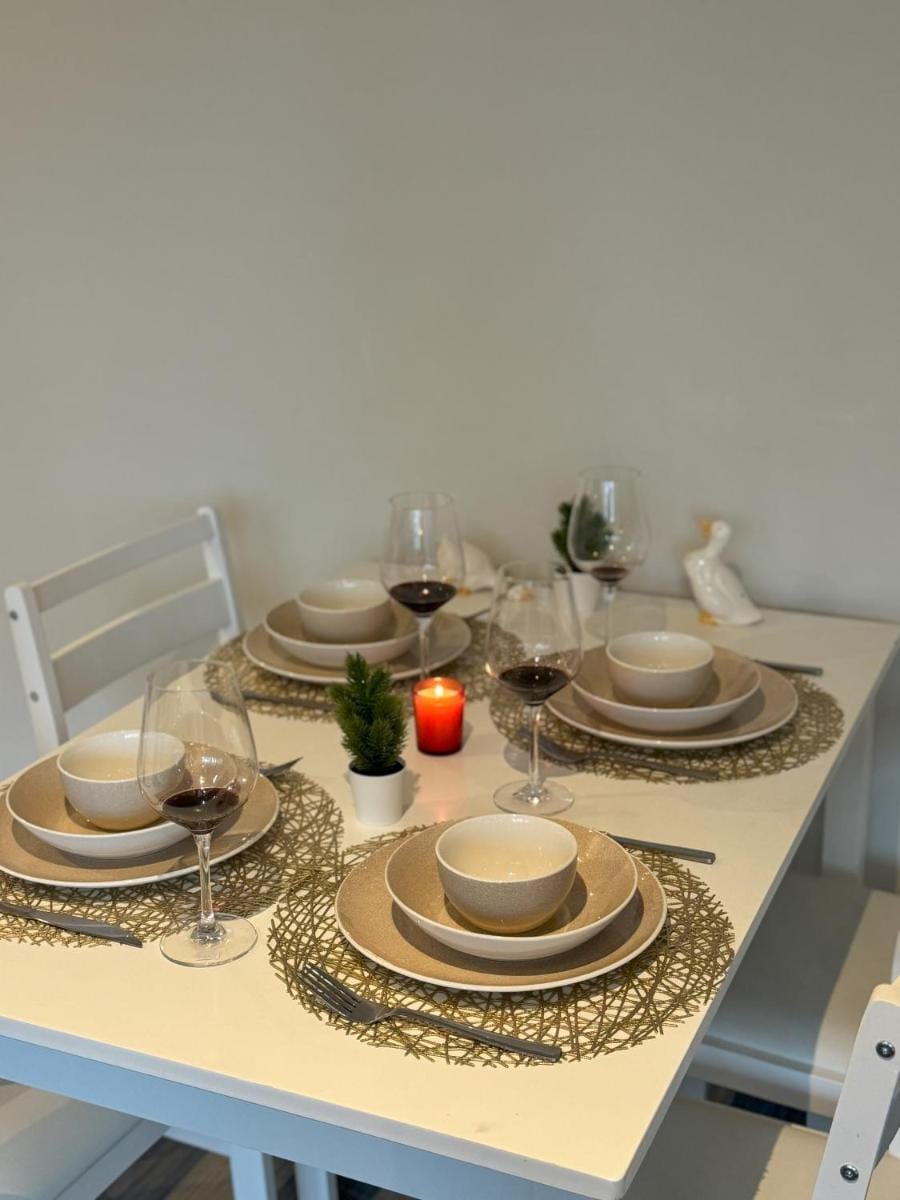 Minimalist 2-Bed, 2-Bath Apartment - Free Parking Apartment in Southbank