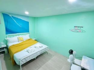 MonthlyRent Cheap/include Electric/ /Low floor/king bed no window/Near  Patong beach-D Apartment in Patong