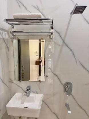 4BHK Spacious Stay with Living Room & Balcony Apartment in Uttar Pradesh