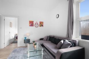 Dedworth  Modern 2BR Apartment near Windsor Castle Apartment in Windsor