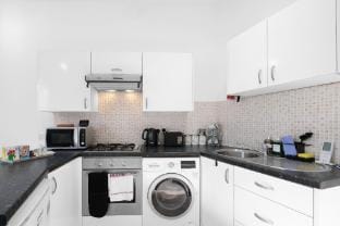 Dedworth  Modern 2BR Apartment near Windsor Castle Apartment in Windsor
