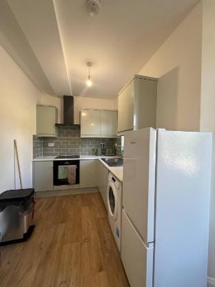 Charming Wallington Apartment with Hot Tub Apartment in Croydon
