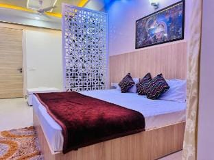 Elegant 1RK with breakfast | Near Prem Mandir Apartment in Uttar Pradesh