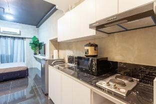 Netflix and Chill. Pool access with overlooking QC Apartment in Quezon City