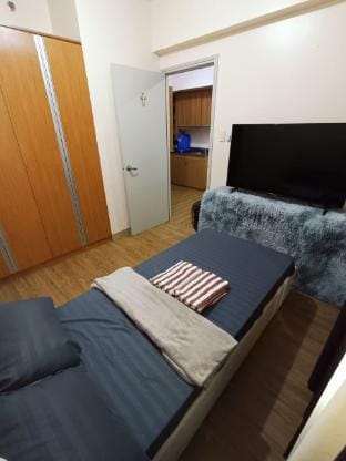 Netflix and Chill with swimming pool access Apartment in Marikina