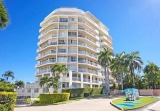 Sunset-on-the-Strand Pool Tennis TSV Apartment in Townsville