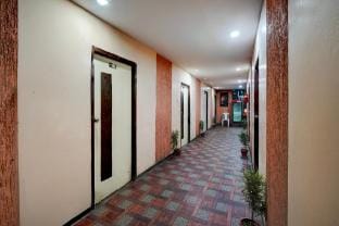 Super Collection O Lokmanya Nagar Metro Station Formerly Hotel Siddhivinayak Apartment in Maharashtra