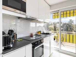 Elegance and serenity with terrace, view  AC Apartment in Cannes
