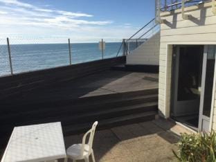 bedroom apartment with view of private beach. Apartment in Normandy