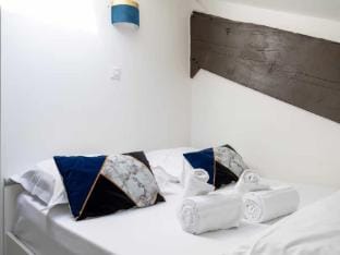 Dify Dugas Montbel - Peninsula Apartment in Lyon