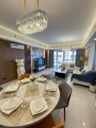 PS5 Venetian Family Luxe[Max:7Adults+3Kids] |4BR Apartment in Makati