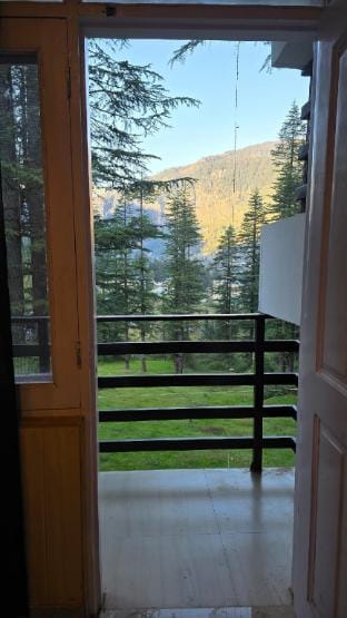 Cozy Corner Suite with Mountain view at Hils & Paw Vacation rental in Manali