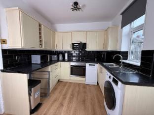 Urban Calm  Spacious 3-Bed Home with Free Parking Vacation rental in Rotherham