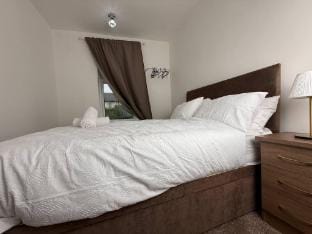Urban Calm  Spacious 3-Bed Home with Free Parking Vacation rental in Rotherham