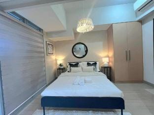 Elegant Central 1BR BGC 11P Uptown Parksuites T2 Vacation rental in Makati