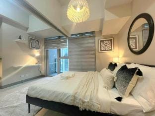 Elegant Central 1BR BGC 11P Uptown Parksuites T2 Vacation rental in Makati