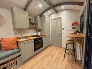 The Dragonfly - Luxury Lakeside Shepherds Hut Vacation rental in Newark and Sherwood District