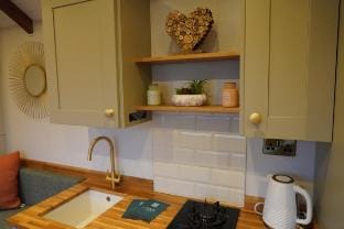 The Dragonfly - Luxury Lakeside Shepherds Hut Vacation rental in Newark and Sherwood District