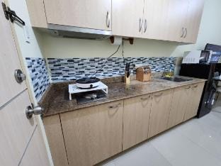 Stay near Manila Airports! (Field Residences) Vacation rental in Las Pinas