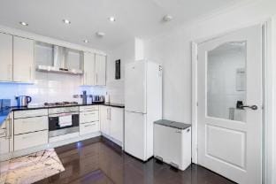 Isher 3 Bedroom, 2-Bathroom House with Parking Vacation rental in Uxbridge