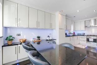 Isher 3 Bedroom, 2-Bathroom House with Parking Vacation rental in Uxbridge