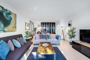 Isher 3 Bedroom, 2-Bathroom House with Parking Vacation rental in Uxbridge