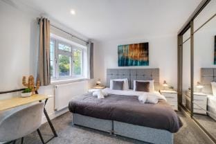 Isher 3 Bedroom, 2-Bathroom House with Parking Vacation rental in Uxbridge