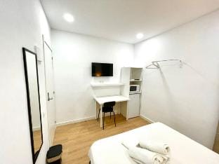 S3 - Spacious and Minimalist King Room Vacation rental in L'Hospitalet de Llobregat