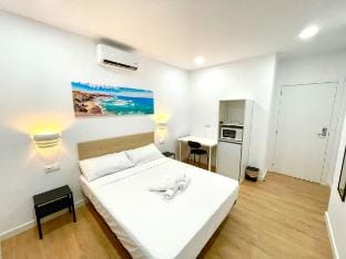 S5 - Huge and minimalist King room with terrace Vacation rental in L'Hospitalet de Llobregat