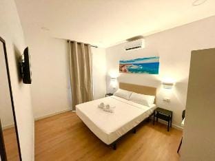 S5 - Huge and minimalist King room with terrace Vacation rental in L'Hospitalet de Llobregat