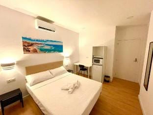 S5 - Huge and minimalist King room with terrace Vacation rental in L'Hospitalet de Llobregat