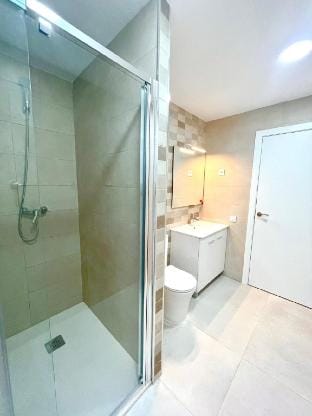 S4 - Huge and Minimalist King Room with Terrace Vacation rental in L'Hospitalet de Llobregat