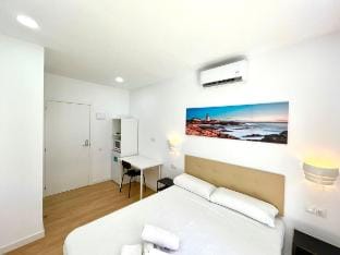 S4 - Huge and Minimalist King Room with Terrace Vacation rental in L'Hospitalet de Llobregat