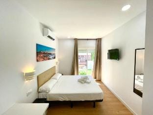 S4 - Huge and Minimalist King Room with Terrace Vacation rental in L'Hospitalet de Llobregat