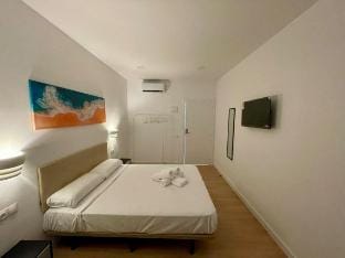 S2 - Spacious and Minimalist King Room Vacation rental in L'Hospitalet de Llobregat