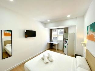S2 - Spacious and Minimalist King Room Vacation rental in L'Hospitalet de Llobregat