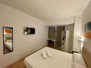 S2 - Spacious and Minimalist King Room Vacation rental in L'Hospitalet de Llobregat