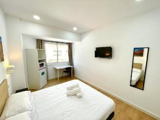S1 - Spacious and Minimalist King Room Vacation rental in L'Hospitalet de Llobregat