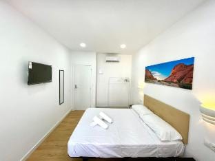 S1 - Spacious and Minimalist King Room Vacation rental in L'Hospitalet de Llobregat
